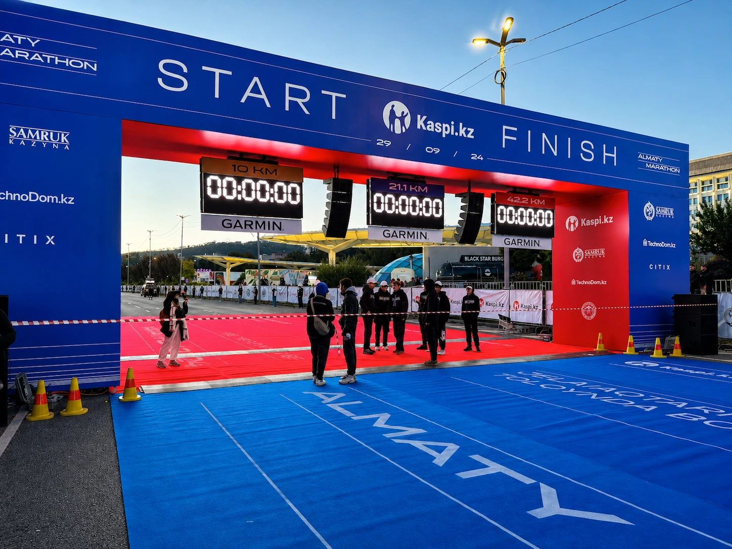 Арка старта и финиша Almaty Marathon
