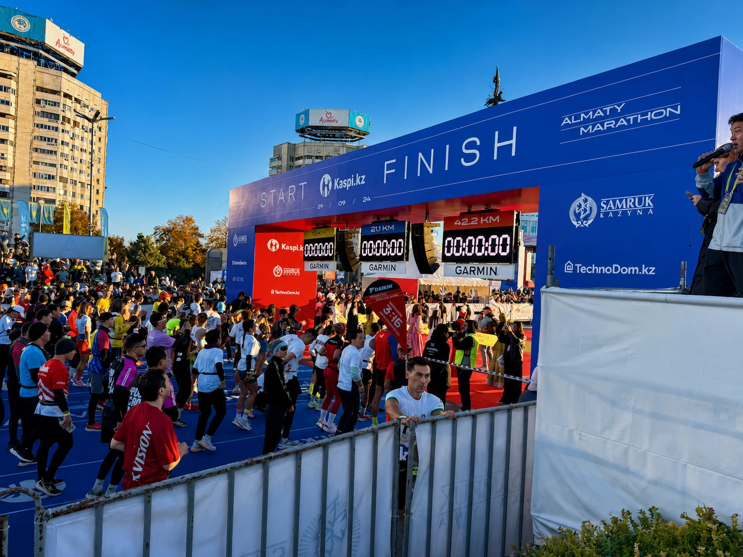 Стартово-финишная зона Almaty Marathon с участниками