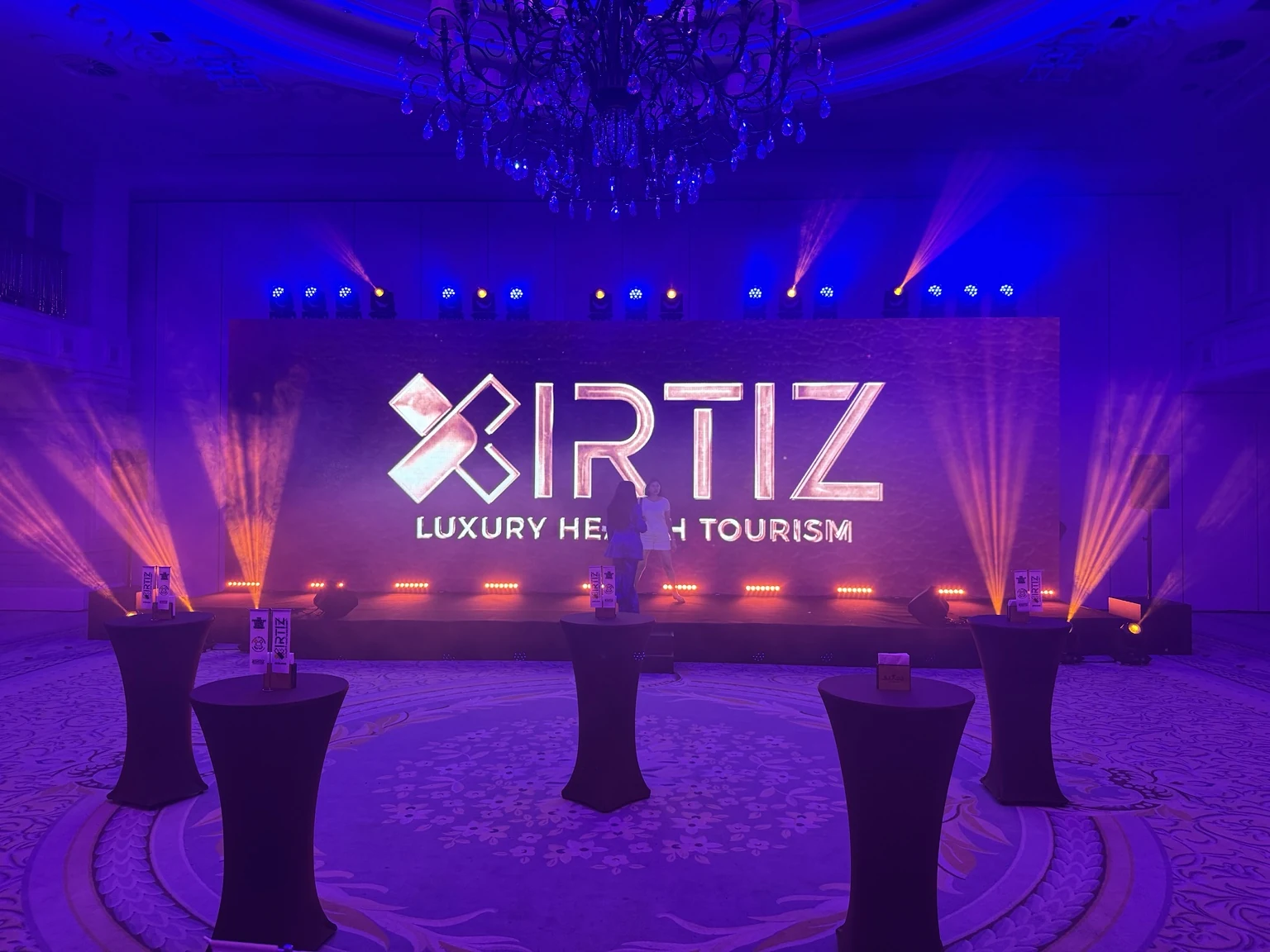 LED-сцена XIRTIZ с брендовой графикой