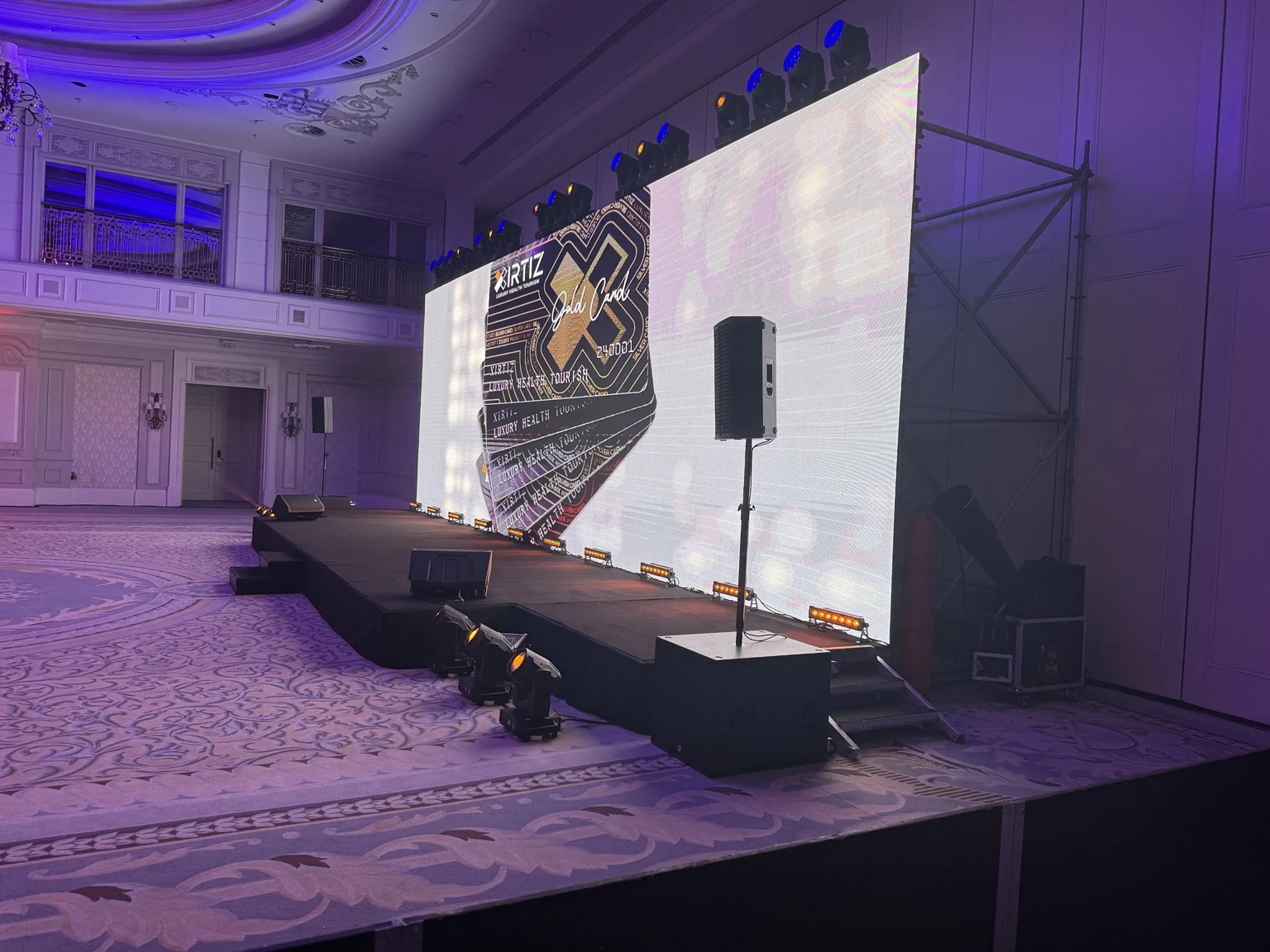 Боковой ракурс панорамной LED-сцены XIRTIZ