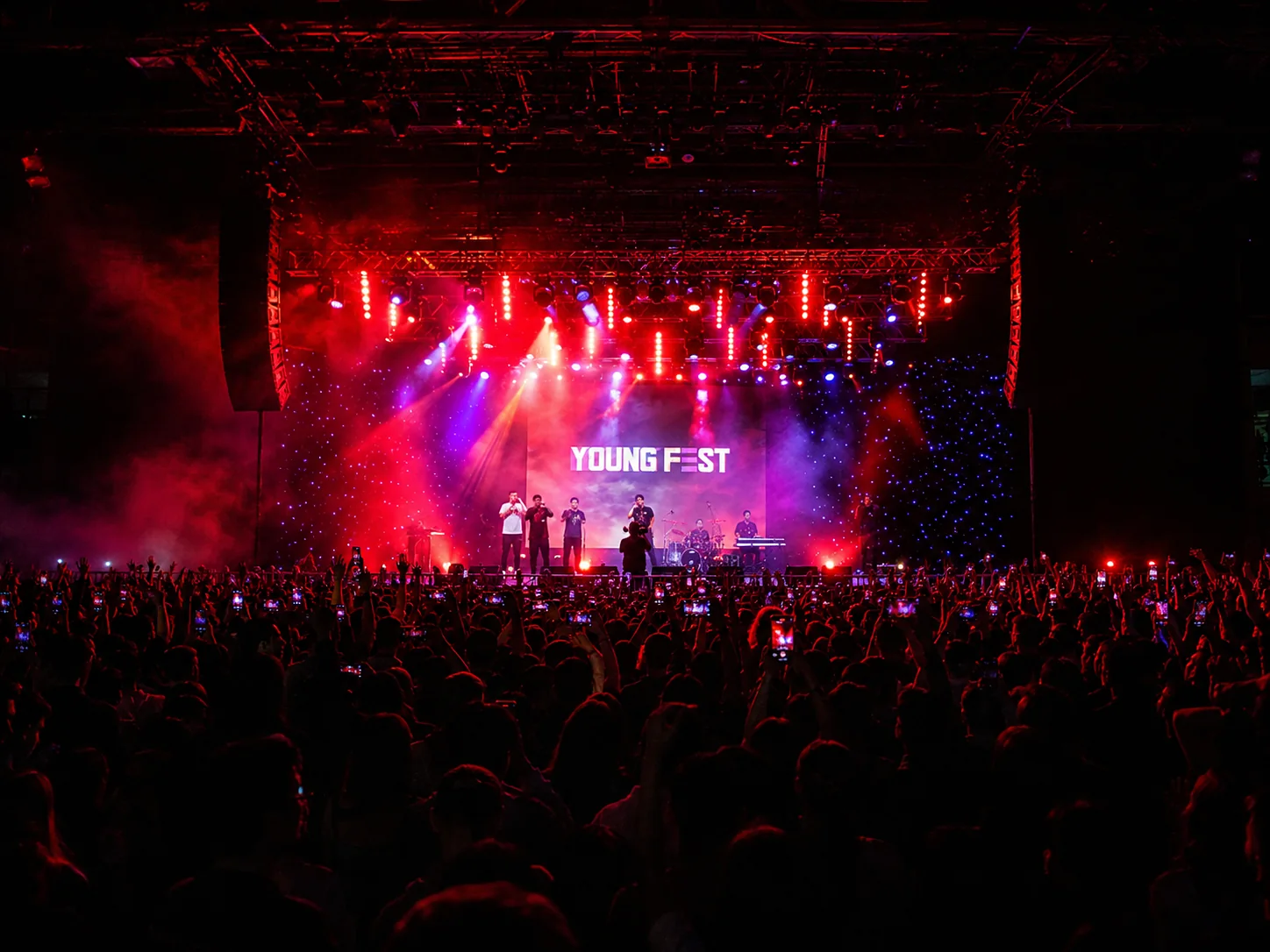Красная световая сцена YOUNG FEST