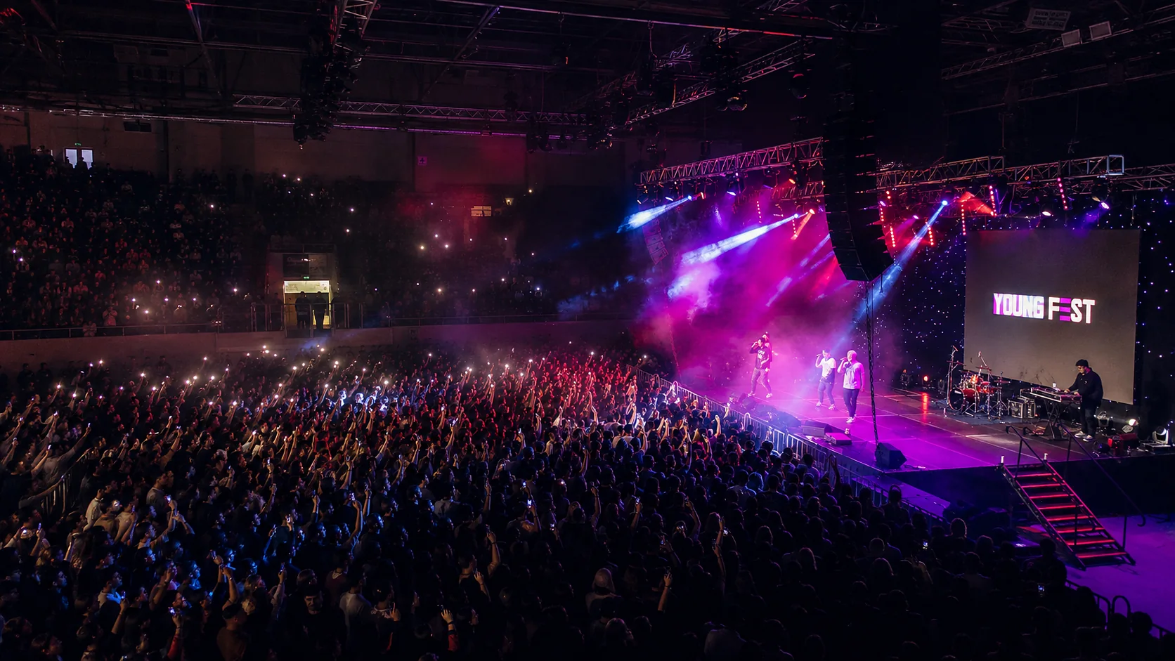 YOUNG FEST в дымке и концертном свете