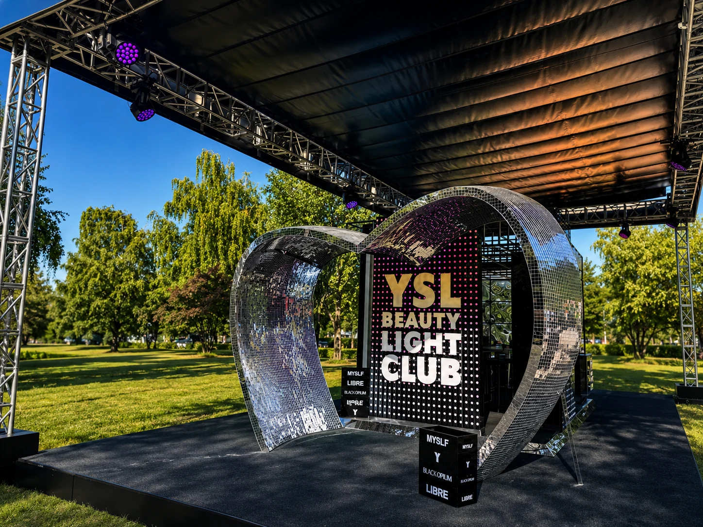 Зеркальная арка и световая стена YSL Beauty Light Club
