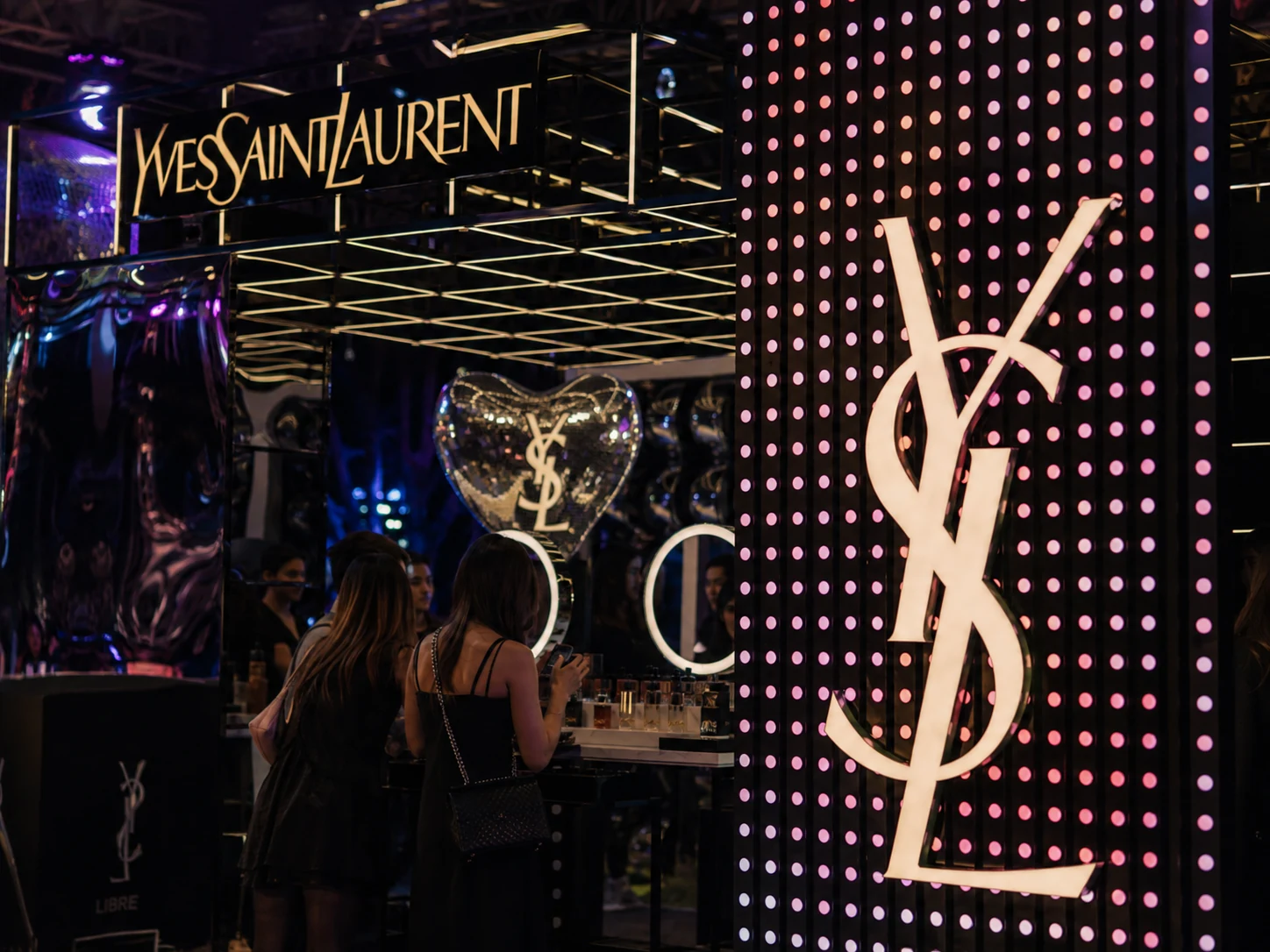 Световая стена с логотипом YSL вечером