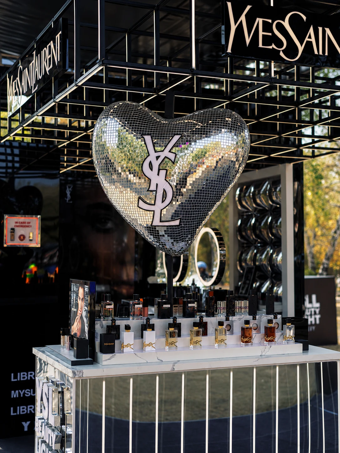 Зеркальное сердце YSL и продуктовая экспозиция