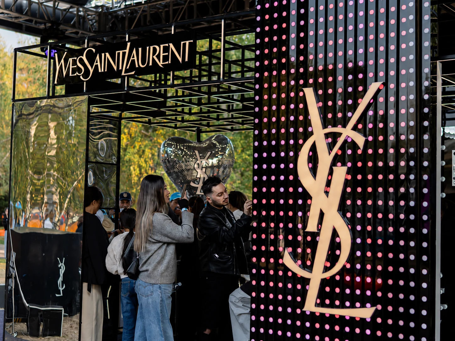 Гости возле световой стены YSL